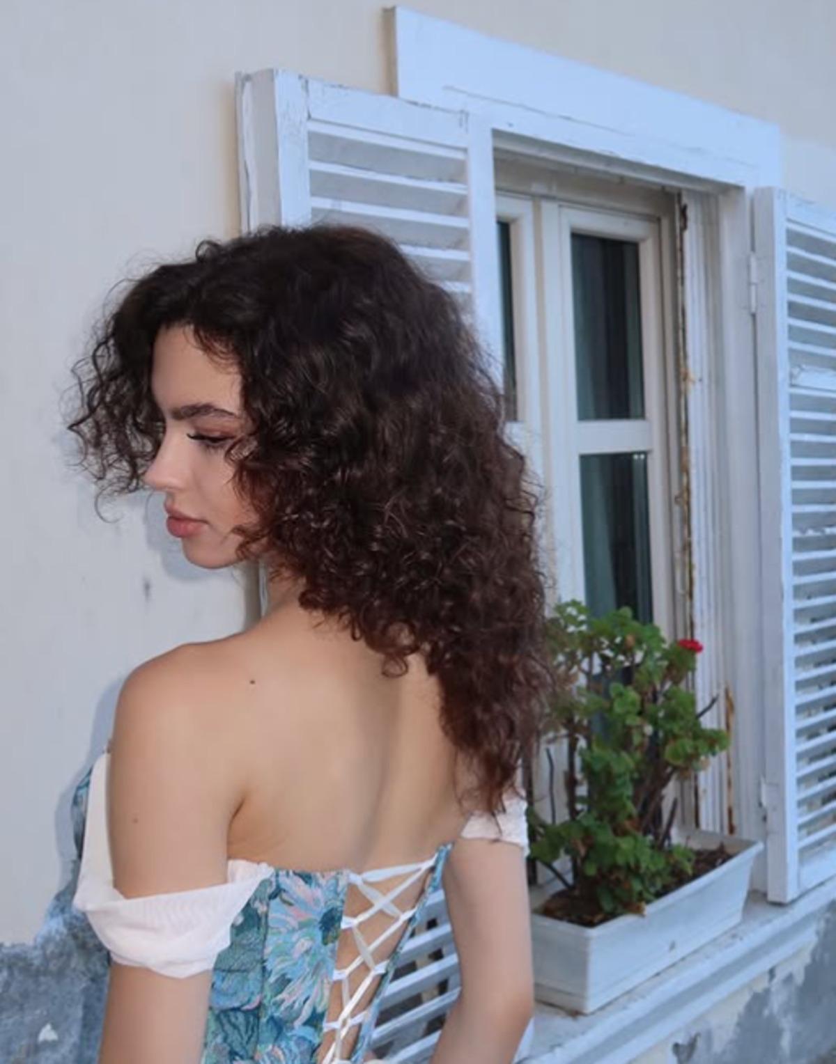 Su Burcu Yazgı Coşkun son pozlarıyla beğeni topladı! Bakan bir daha baktı 4