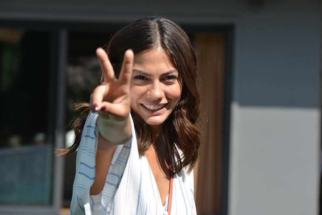 Demet &Ouml;zdemir'in bikinili pozuna yarım milyonu aşkın beğeni