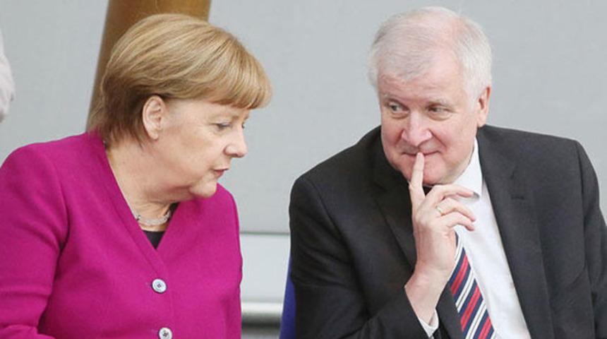 Almanya İ&ccedil;işleri Bakanı Seehofer istifa etti