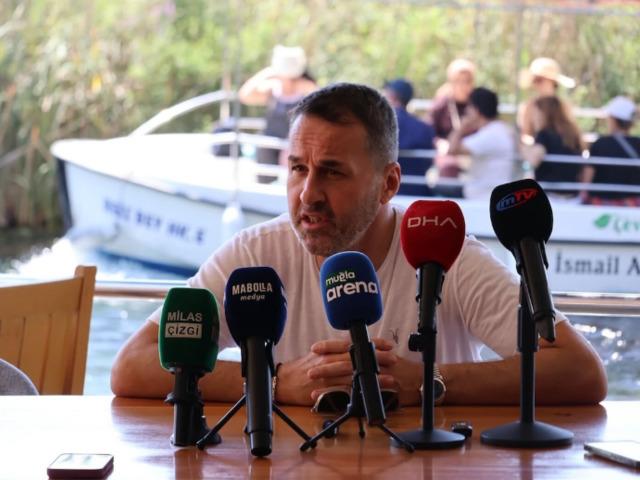 Basın toplantısında &ouml;yle bir şey dedi ki! Kadın gazeteciler salonu terk etti