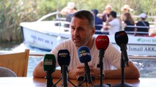Basın toplantısında öyle bir şey dedi ki! Kadın gazeteciler salonu terk etti