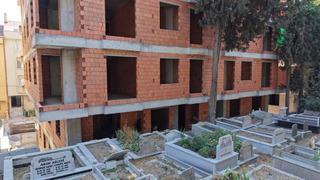 Şaşırtan görüntüler! Mezarlık manzaralı satılık sıfır daireler