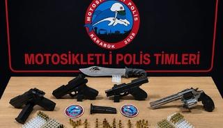 Polisin ş&uuml;phe &uuml;zerine durdurduğu ara&ccedil;tan silah &ccedil;ıktı