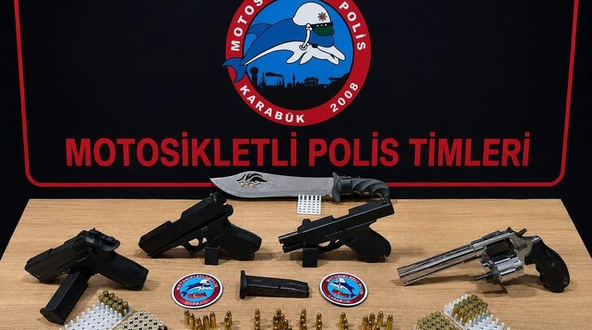 Polisin ş&uuml;phe &uuml;zerine durdurduğu ara&ccedil;tan silah &ccedil;ıktı