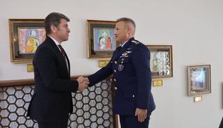 Merzifon 5'inci Ana Jet &Uuml;s Komutanı olarak atanan Alper Gezeravcı, Vali Bakan'ı ziyaret etti