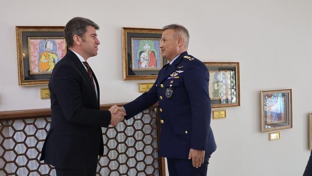 Merzifon 5'inci Ana Jet Üs Komutanı olarak atanan Alper Gezeravcı, Vali Bakan'ı ziyaret etti