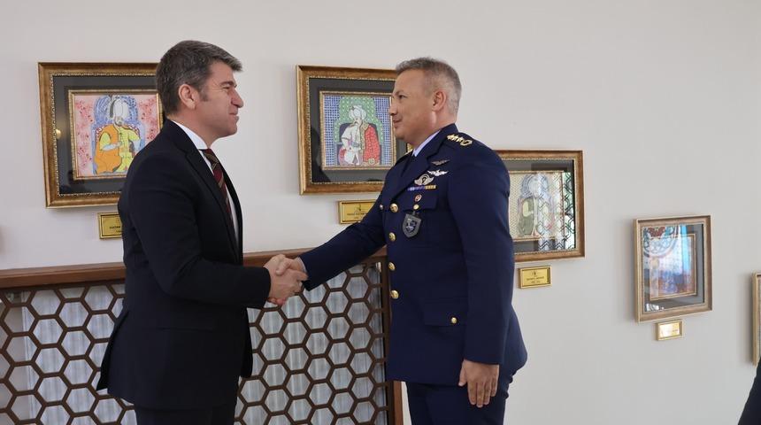 Merzifon 5'inci Ana Jet &Uuml;s Komutanı olarak atanan Alper Gezeravcı, Vali Bakan'ı ziyaret etti