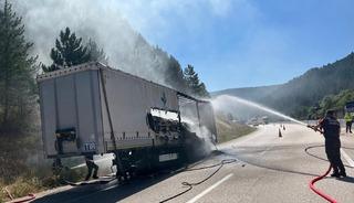 Bolu'da tırda başlayıp ağa&ccedil;lara sı&ccedil;rayan yangın s&ouml;nd&uuml;r&uuml;ld&uuml;