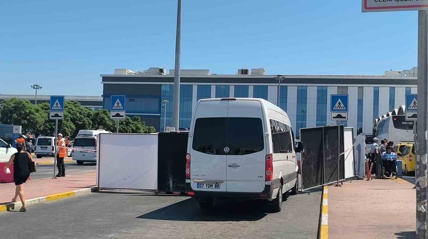 Emekli polis kız arkadaşını tabancayla vurarak &ouml;ld&uuml;rd&uuml;