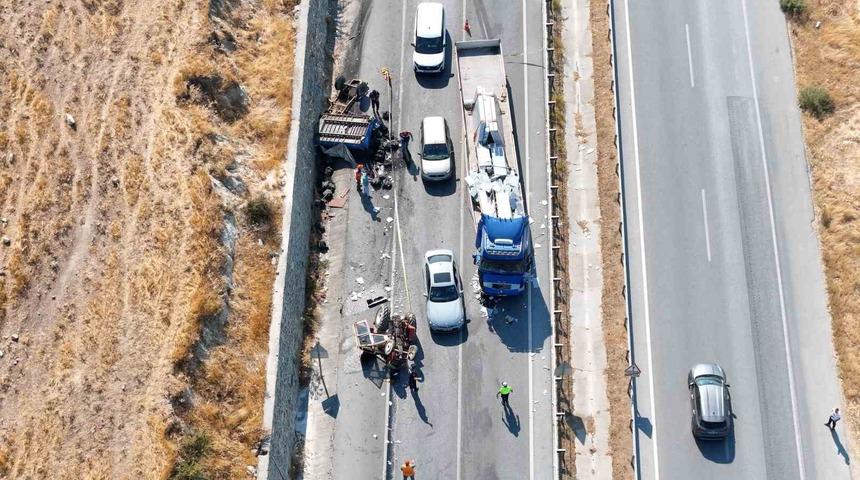 Aydın&rsquo;da trakt&ouml;r tırla &ccedil;arpıştı: 1 &ouml;l&uuml;, 2 yaralı