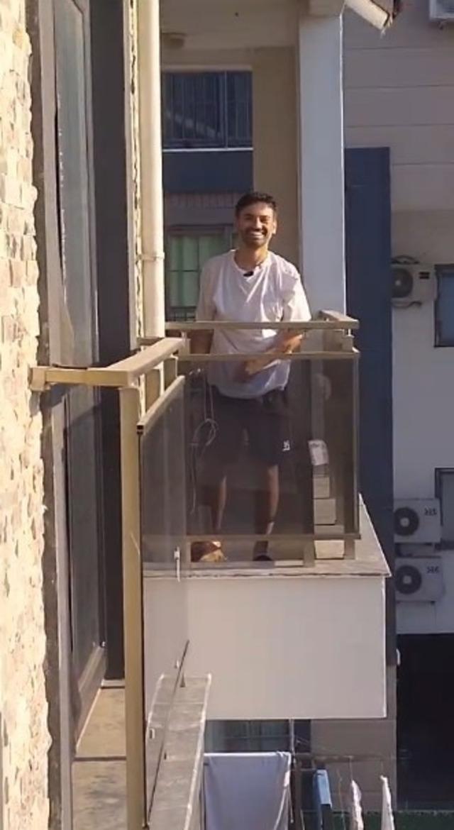 Klimada mahsur kalan kedisini kabloyla bağladığı plaj çantasıyla kurtardı 5