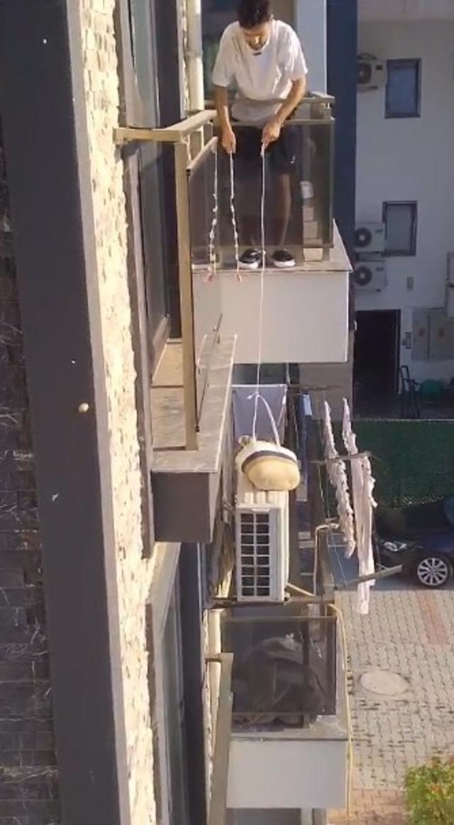 Klimada mahsur kalan kedisini kabloyla bağladığı plaj çantasıyla kurtardı 1
