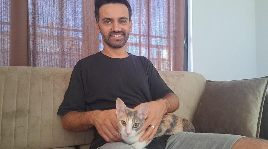 Klimada mahsur kalan kedisini kabloyla bağladığı plaj &ccedil;antasıyla kurtardı