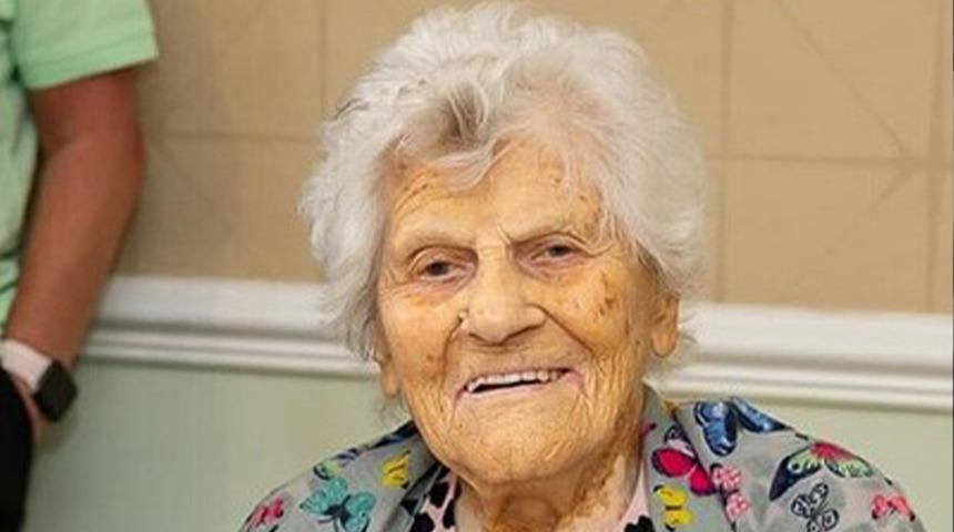 İki d&uuml;nya savaşı g&ouml;rd&uuml;: D&uuml;nyanın en yaşlı insanı 117 yaşına girdi