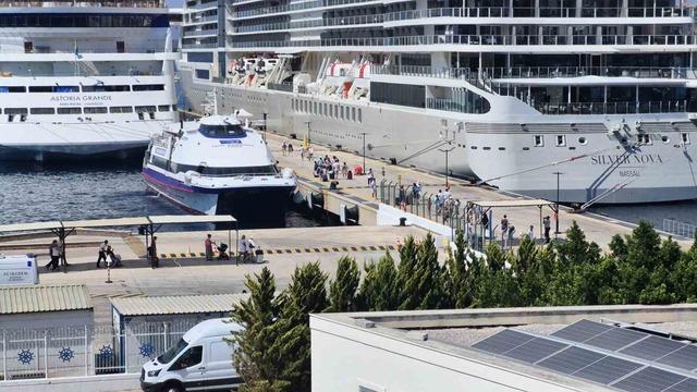 Bodrum&rsquo;a iki gemi ile 1144 yolcu geldi 4