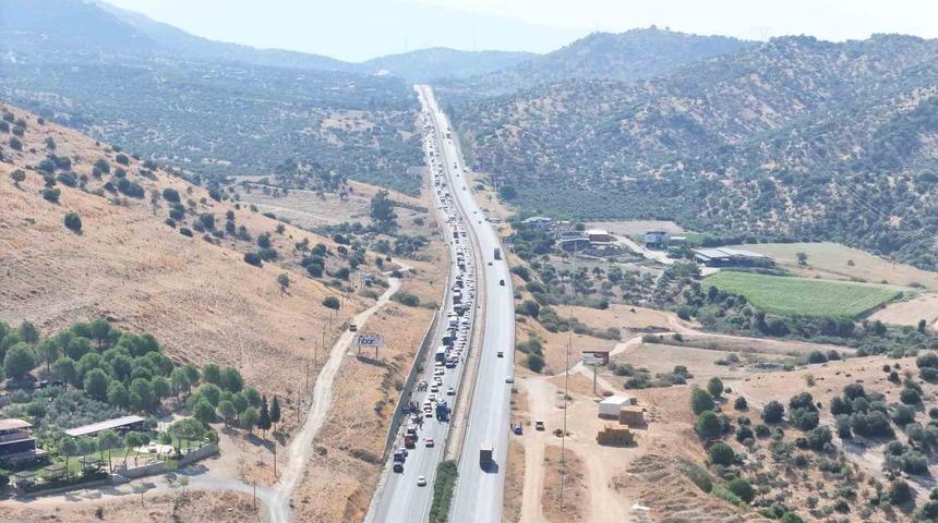 Kazalar sonrası Aydın Muğla karayolu kilitlendi: "Ara&ccedil; kuyruğu 5 kilometreye ulaştı"