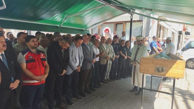 Yeğeniyle selde kaybolan ve 7 g&uuml;n sonra cansız bedeni bulunan dayı, toprağa verildi 5