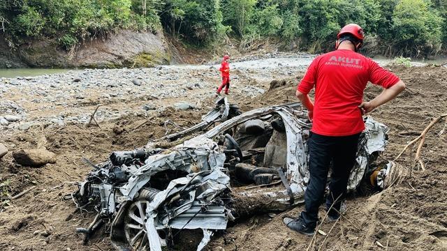 Yeğeniyle selde kaybolan ve 7 gün sonra cansız bedeni bulunan dayı, toprağa verildi