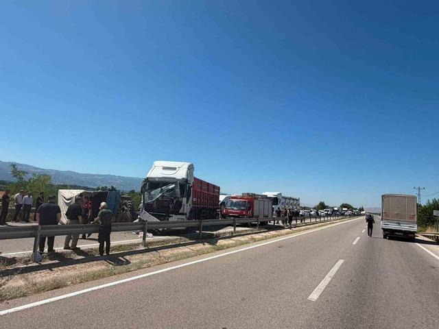 Tır ile trakt&ouml;r &ccedil;arpıştı: 1 yaralı 1