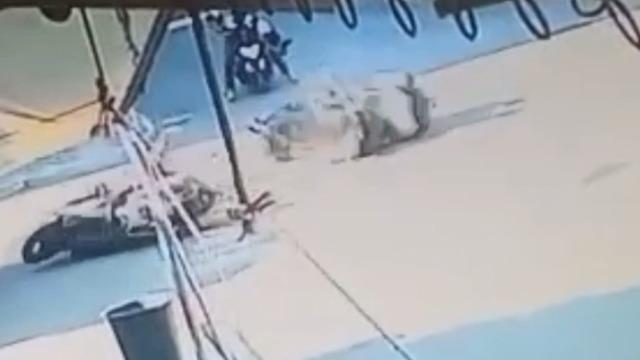 İki motosikletin &ccedil;arptığı kaza kamerada; 1 &ouml;l&uuml;, 1 yaralı 3