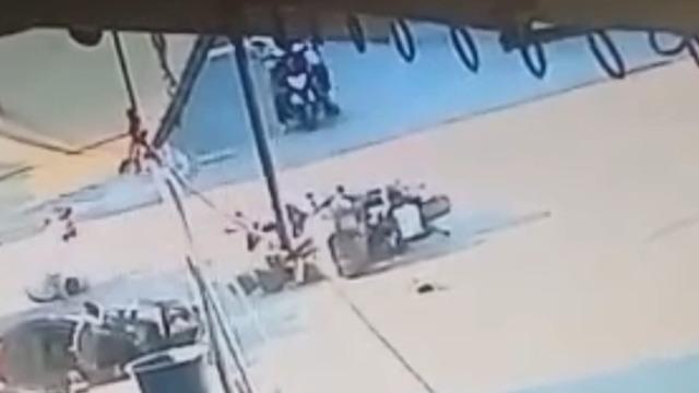 İki motosikletin &ccedil;arptığı kaza kamerada; 1 &ouml;l&uuml;, 1 yaralı 2