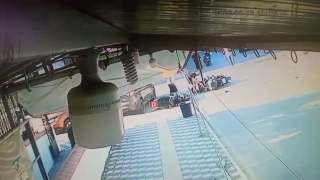 İki motosikletin &ccedil;arptığı kaza kamerada; 1 &ouml;l&uuml;, 1 yaralı 1