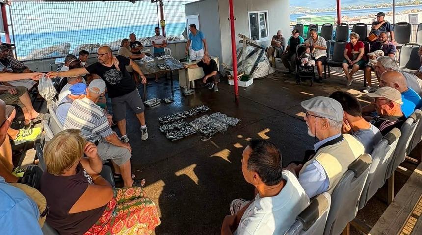 Erdek&rsquo;te balıklar mezatta satışa sunuldu