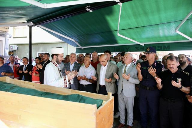 Giresun da sele kapılarak hayatını kaybeden öğretmenin cenazesi toprağa verildi 2