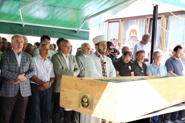Giresun da sele kapılarak hayatını kaybeden öğretmenin cenazesi toprağa verildi 1