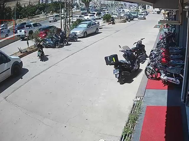 Otomobilin &ccedil;arptığı kadın metrelerce havaya u&ccedil;arak can verdi 1