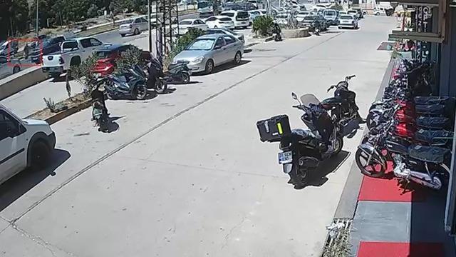 Otomobilin çarptığı kadın metrelerce havaya uçarak can verdi
