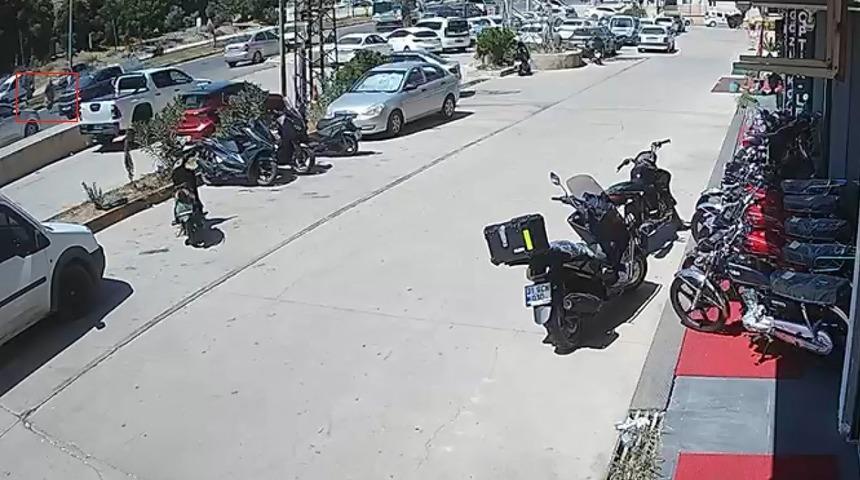 Otomobilin &ccedil;arptığı kadın metrelerce havaya u&ccedil;arak can verdi