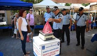Kuşadası zabıtasından pazar denetimi