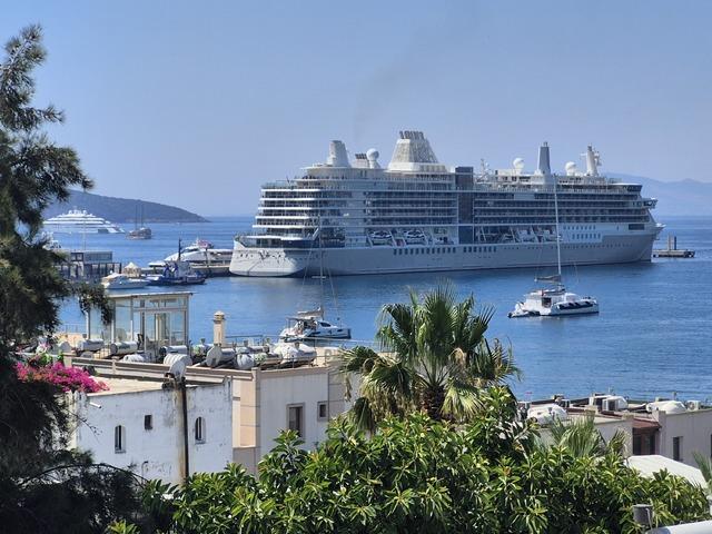 Bodrum'a iki gemi ile 1144 yolcu geldi