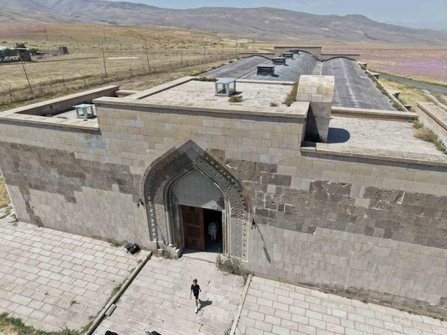 Iğdır’daki tarihi Ejder Kervansarayı tarihin izlerini taşıyor 2