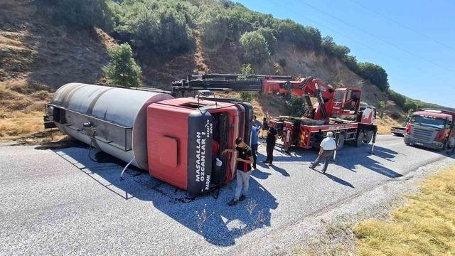 Alaşehir-Eşme yolunda tanker devrildi