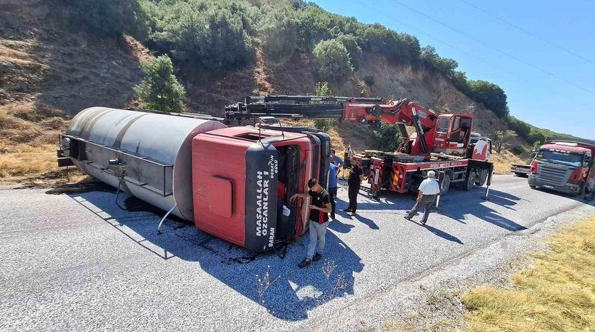Alaşehir-Eşme yolunda tanker devrildi