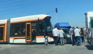 Eskişehir&rsquo;de tramvay ile ara&ccedil; &ccedil;arpıştı, seferlerde aksama yaşandı