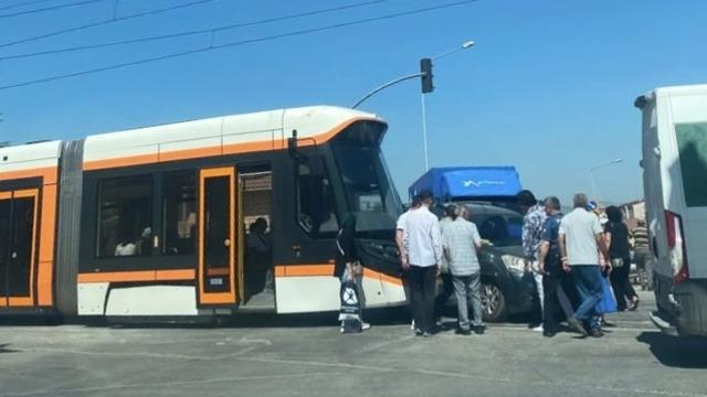 Eskişehir’de tramvay ile araç çarpıştı, seferlerde aksama yaşandı