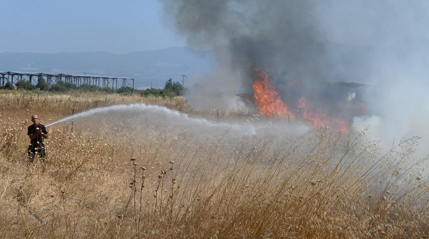 Manisa'da zeytinliğe sı&ccedil;rayan yangın kontrol altına alındı