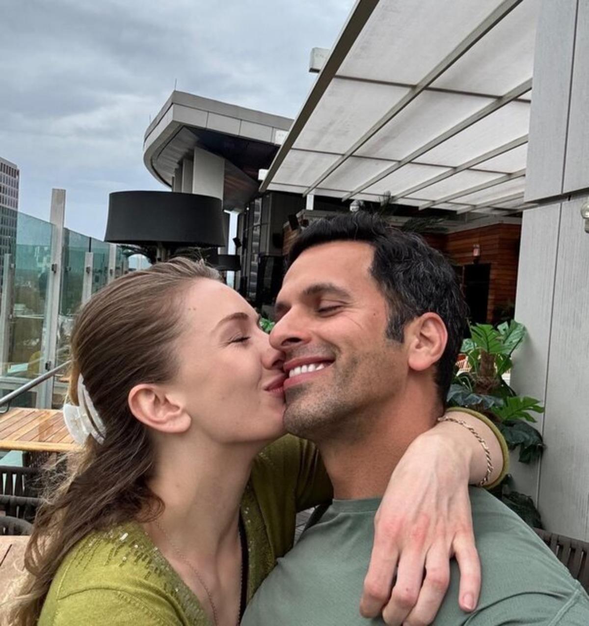 Yasemin Kay Allen eşini öpücüklere boğdu! Peş peşe paylaştı 3