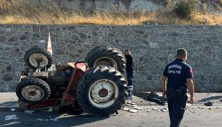 Aydın'da tır trakt&ouml;re &ccedil;arptı: 1 &ouml;l&uuml;, 2 yaralı