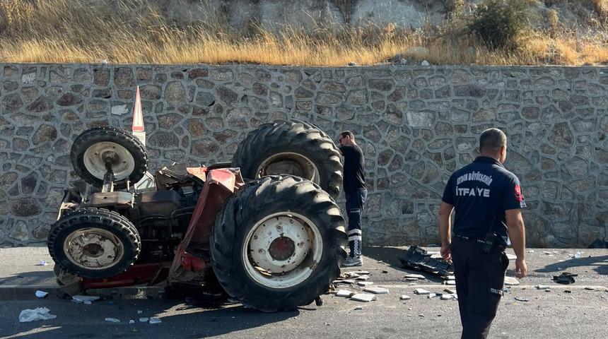 Aydın'da tır trakt&ouml;re &ccedil;arptı: 1 &ouml;l&uuml;, 2 yaralı