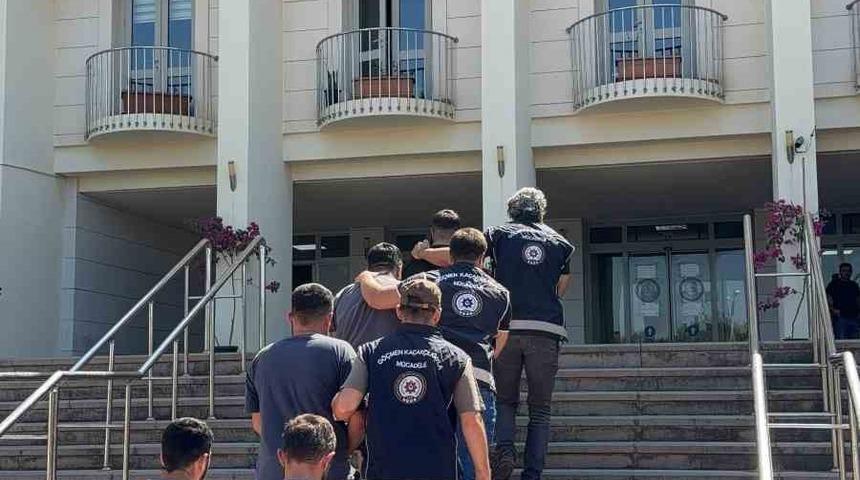 Bodrum ve Marmaris&rsquo;te g&ouml;&ccedil;men ka&ccedil;ak&ccedil;ılığı operasyonu: 5 tutuklama