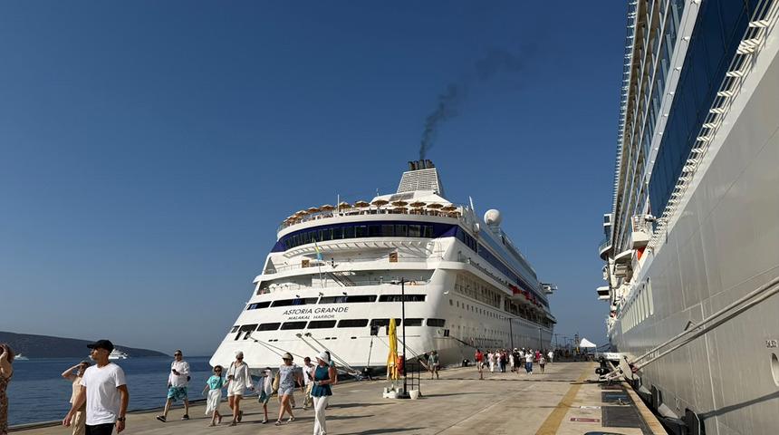 İl&ccedil;eye 2 gemi yanaştı: 1144 turist bir g&uuml;nde sokaklara d&ouml;k&uuml;ld&uuml;