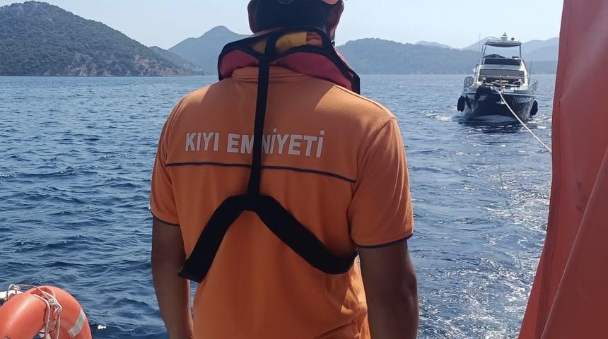 Fethiye a&ccedil;ıklarında s&uuml;r&uuml;klenen teknedeki 3 kişi kurtarıldı