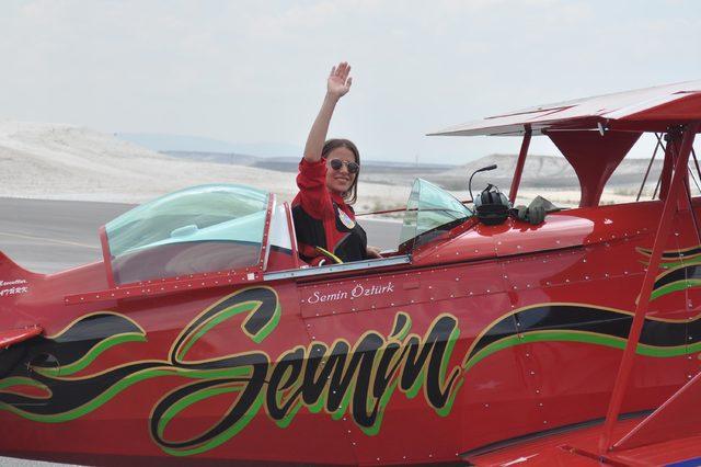 Türkiye'nin ilk kadın akrobasi pilotu Semin Öztürk'ten nefes kesen gösteri