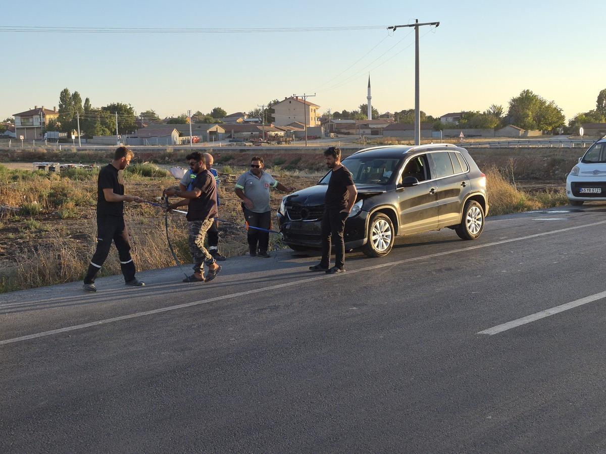 Eskişehir de iki ara&ccedil; kavşakta &ccedil;arpıştı: 3 yaralı 1