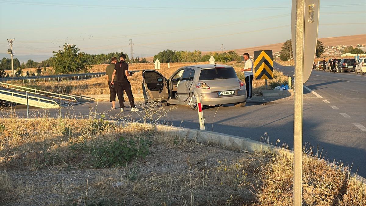 Eskişehir de iki ara&ccedil; kavşakta &ccedil;arpıştı: 3 yaralı 2
