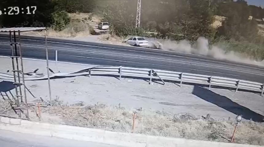 Kontrolden &ccedil;ıkan otomobil şarampole devrildi: 2 yaralı